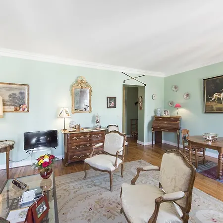Veeve - Antique French Splendour Paris